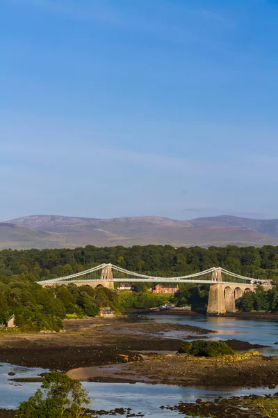 Puente Menai, que conecta Snowdonia y Anglesey — Foto de Stock