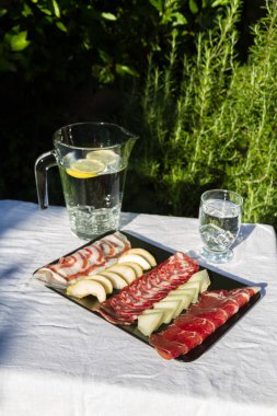 İtalyan antipasto tabağı salam, jambon, pancetta, armut ve kavun.