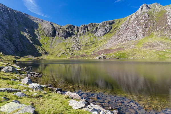 Göl ve dağların Llyn Idwal ve şeytanlar mutfak.