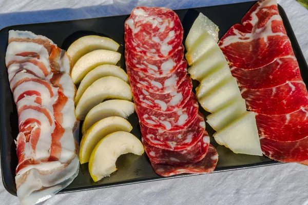 Salami italiano antipasto platter, jamón, panceta, pera y melón . — Foto de Stock
