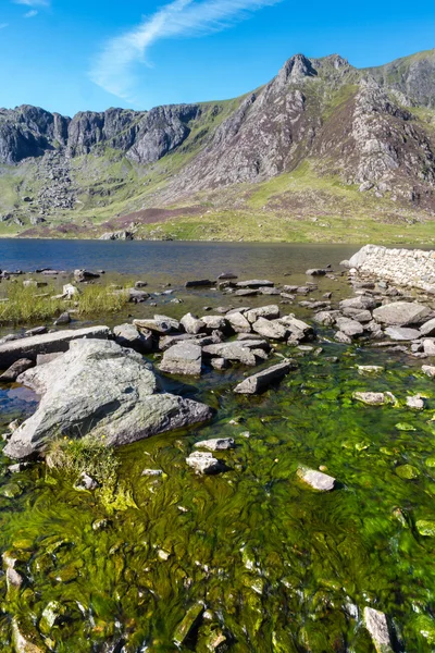 Lago e montanhas, Llyn Idwal e a cozinha Devils . — Fotografia de Stock