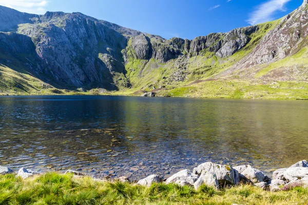 Lake and mountains, Llyn Idwal and the Devils Kitchen. — Stock Photo, Image