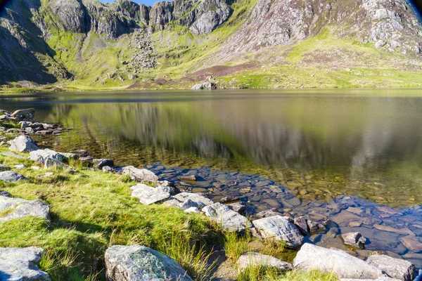 Lake and mountains, Llyn Idwal and the Devils Kitchen. — Stock Photo, Image