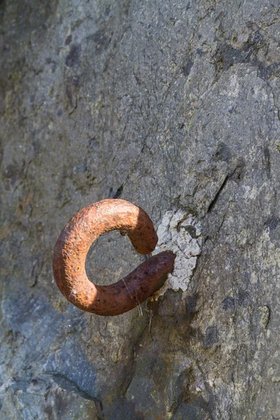 Metallhaken in Fels gesetzt. Zweite Weltkriegs-Blockade. — Stockfoto