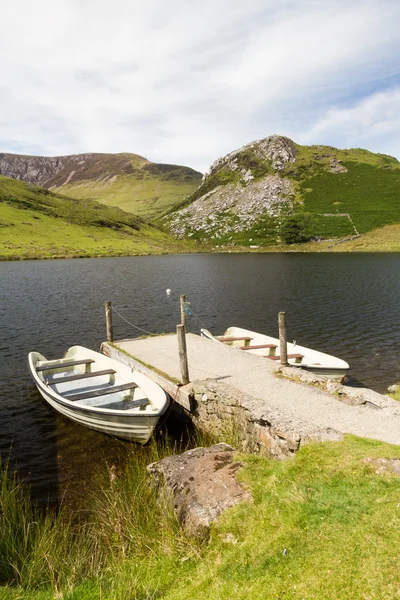Two rowing boats by jetty, Snowdonia. — Stock Photo, Image