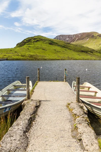 Two rowing boats by jetty, Snowdonia. — Stock Photo, Image