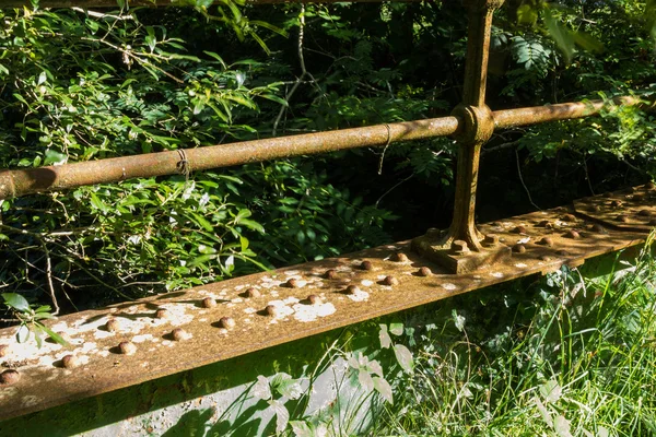 Рельсы старого моста — стоковое фото