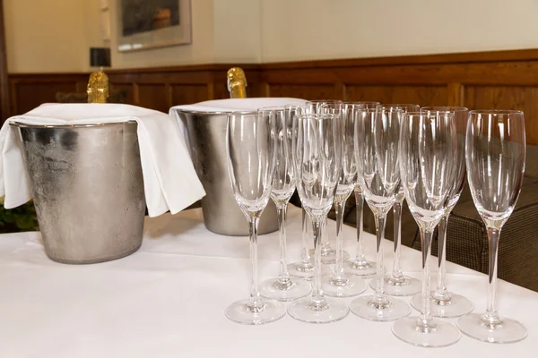 Gläser und Champagner zum Anstoßen. Hochzeit. — Stockfoto