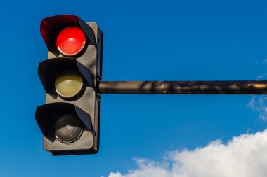 Kırmızı ışıkta trafik ışığı