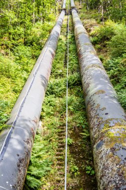 İki büyük su boruları, mesafe yakınsak siyah.