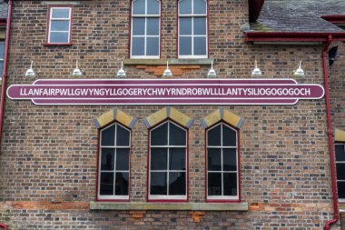 Llanfairpwllgwyngyll tren istasyonu işareti.