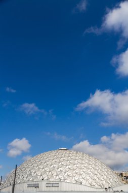 Jeodezik kubbe De Paris mavi gökyüzü karşı.