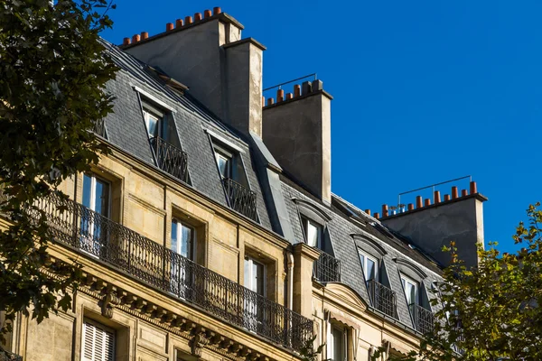 Antiga frente de edifício residencial, Paris . — Fotografia de Stock