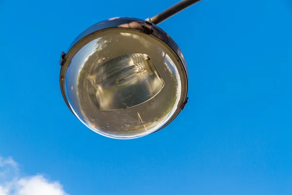 Bombilla y reflector de farola contra cielo — Foto de Stock