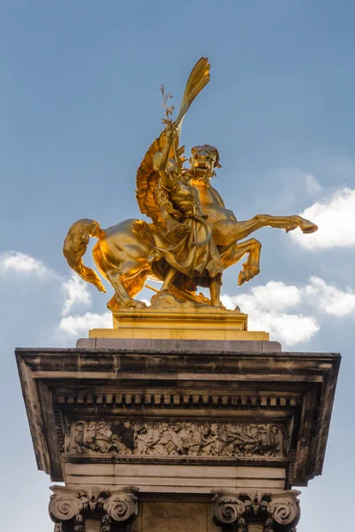 Goud staat van gevleugelde paard, Parijs. — Stockfoto