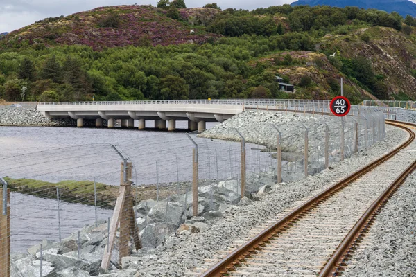 Ferrocarril y carretera sobre el nuevo cruce del río, puente Pont Briwet . —  Fotos de Stock