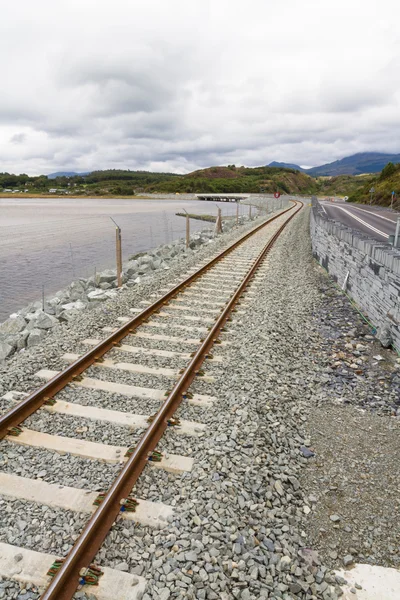 Ferrovia e strada sul nuovo attraversamento del fiume, Pont Briwet bridge . — Foto Stock