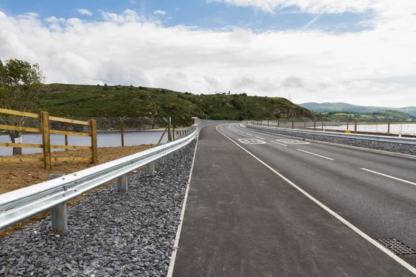 Eisenbahn und Straße über neue Flussquerung, Brücke Pont Briwet. — Stockfoto