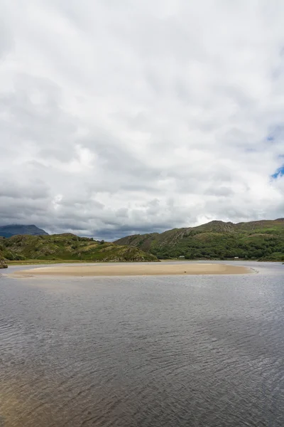 Snowdonia, ποτάμι Dwyryd, αμμουδιά, βραχώδεις λόφους και τα δέντρα. — Φωτογραφία Αρχείου