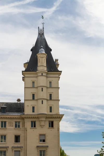 Turm des alten Gebäudes, Paris — Stockfoto