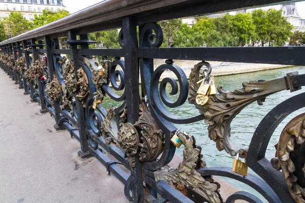 Candados amor cerraduras en el puente de París — Foto de Stock