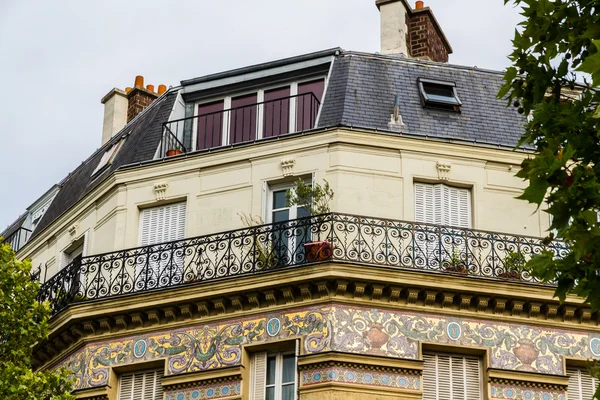 Antiga frente de edifício residencial, Paris . — Fotografia de Stock