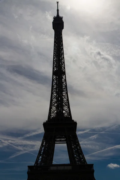 Torre Eiffel contra skyline — Fotografia de Stock