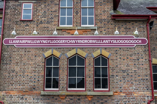 Llanfairpwllgwyngyll tren istasyonu işareti.
