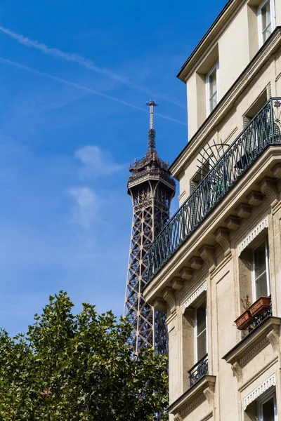 Oude residentieel gebouw voorzijde, met de toren van Eiffel in achtergrond, — Stockfoto