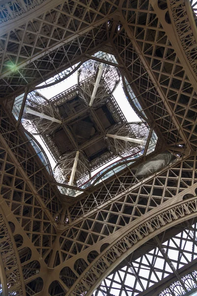 Parte de baixo da Torre Eiffel — Fotografia de Stock