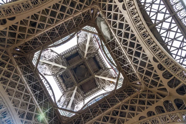 Debajo de la Torre Eiffel — Foto de Stock