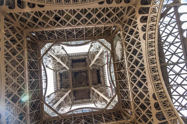 Parte de baixo da Torre Eiffel — Fotografia de Stock