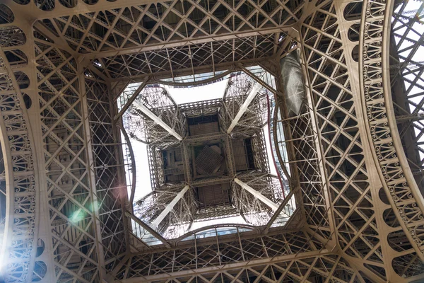 Parte de baixo da Torre Eiffel — Fotografia de Stock