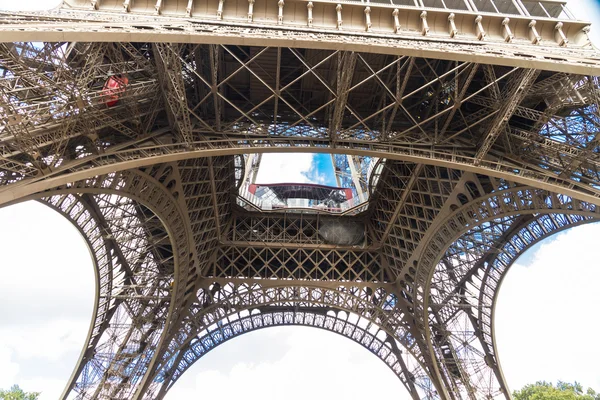 Underside of the Eiffel Tower — Stock Photo, Image