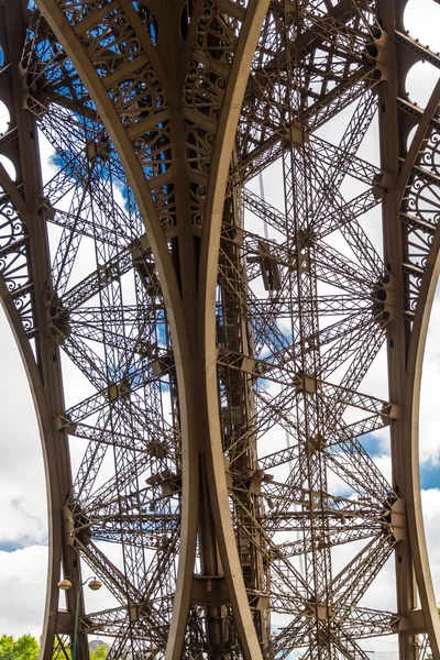 Debajo de la Torre Eiffel — Foto de Stock