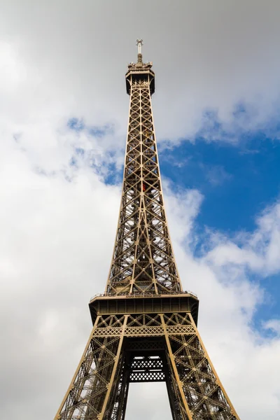 Torre Eiffel contra skyline — Fotografia de Stock