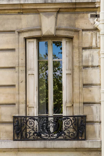 Old window, upstairs Paris. — Stock Photo, Image