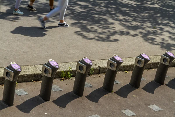 Paris, Fransa 23 Ağustos: Velib otomatik Bisiklet Kiralık İstasyonu bike mesajlar. — Stok fotoğraf