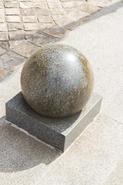 Rzeźbione granitu piłkę — Zdjęcie stockowe