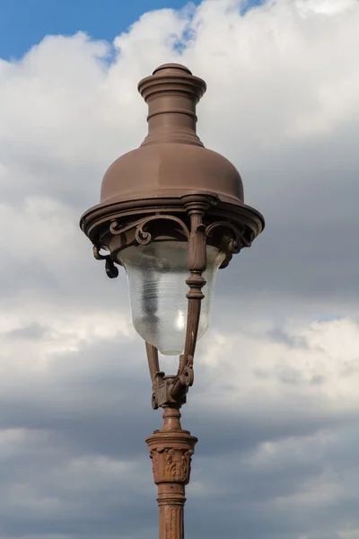 Farola parisina contra el cielo — Foto de Stock