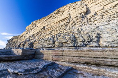 Dunraven Bay veya kireçtaşı kayalıkları ile Southerndown plaj.