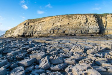 Dunraven Bay veya kireçtaşı kayalıkları ile Southerndown plaj.