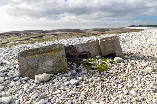 World War Two Pillbox sinking into pebbled beach, Aberthaw — Stock Photo, Image