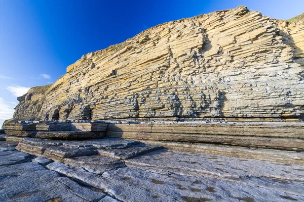 Dunraven Bay, o playa del sur, con acantilados de piedra caliza . —  Fotos de Stock