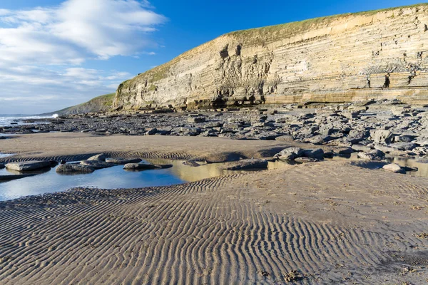 Dunraven Bay, oder südlichster Strand mit Kalksteinfelsen. — Stockfoto