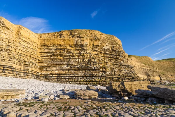 Dunraven Bay lub Southerndown plaży, z wapiennych skał. — Zdjęcie stockowe