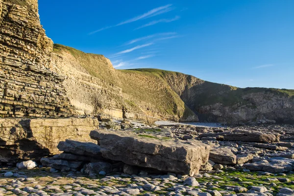 Dunraven Bay, o spiaggia di Southerndown, con scogliere calcaree . — Foto Stock