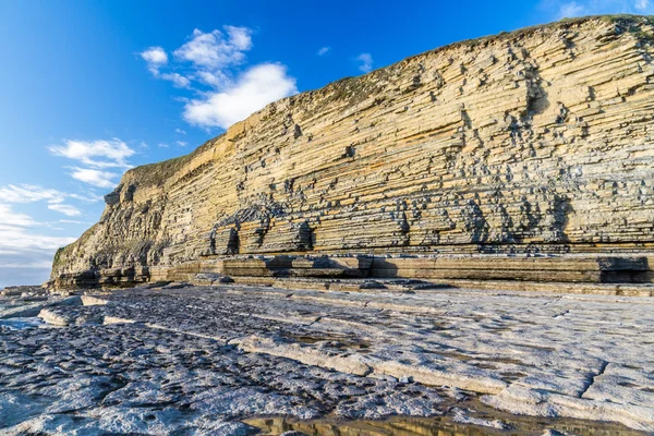Dunraven Bay veya kireçtaşı kayalıkları ile Southerndown plaj.