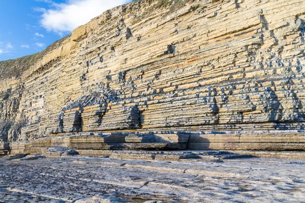Dunraven Bay, or Southerndown beach, with limestone cliffs. — Stock Photo, Image