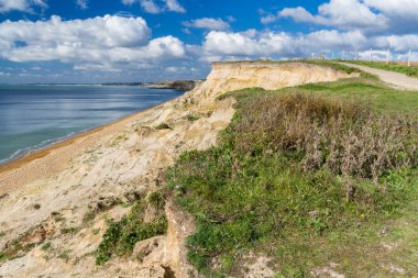 Düşük kumtaşı kayalıklarla ve yol, Hampshire, İngiltere.